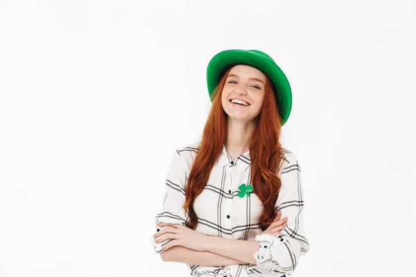 Menina ruiva feliz usando chapéu verde — Fotografia de Stock