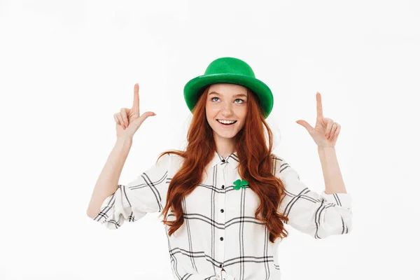녹색 모자를 입고 행복한 젊은 빨간 머리 소녀 — 스톡 사진