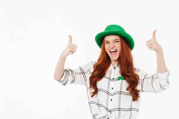 Menina ruiva feliz usando chapéu verde — Fotografia de Stock