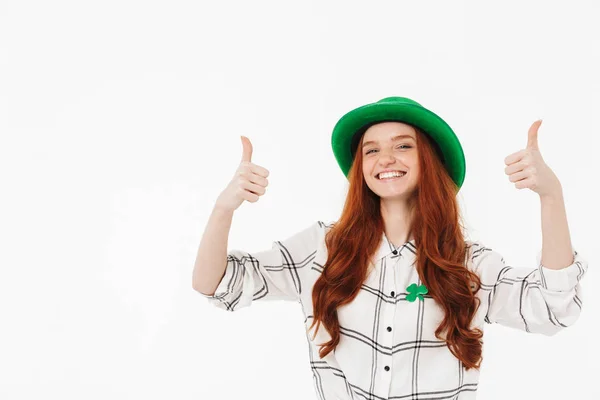 Menina ruiva feliz usando chapéu verde — Fotografia de Stock