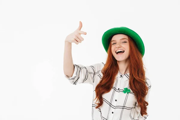 Menina ruiva feliz usando chapéu verde — Fotografia de Stock