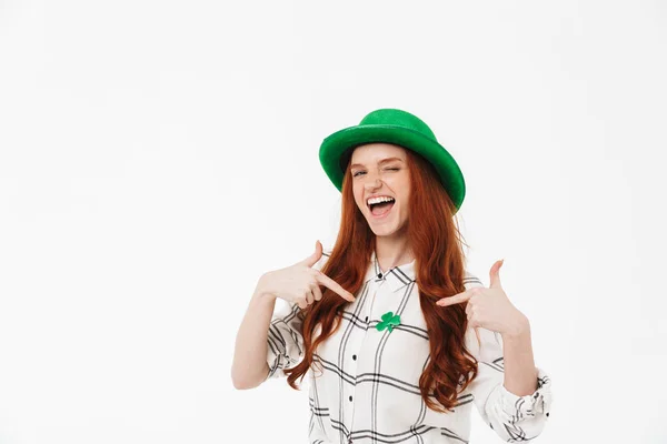 Menina ruiva alegre usando chapéu verde — Fotografia de Stock