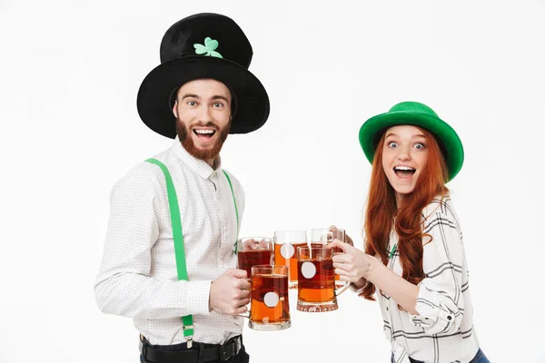 Pareja joven y feliz vistiendo trajes, celebrando — Foto de Stock