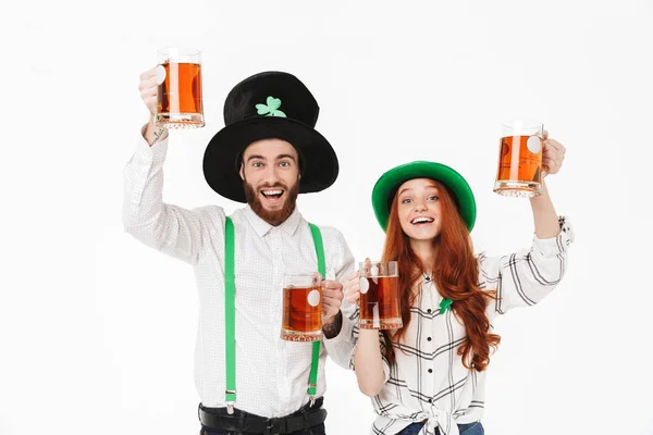 Pareja joven y feliz vistiendo trajes, celebrando — Foto de Stock