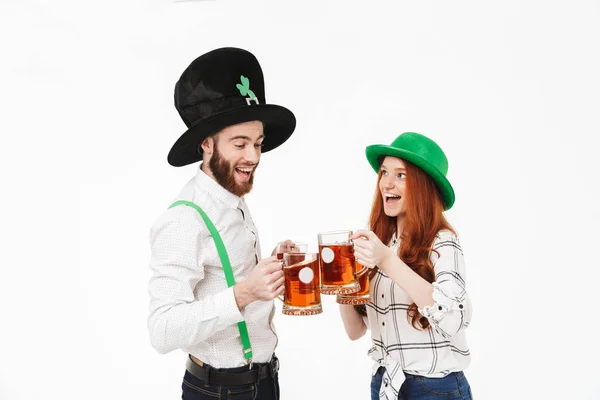 Pareja joven y feliz vistiendo trajes, celebrando — Foto de Stock