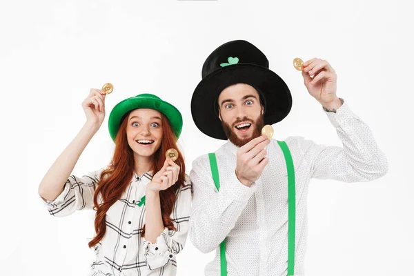 Pareja joven y feliz vistiendo trajes, celebrando — Foto de Stock