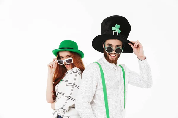 Lyckligt ungt par som bär kostymer, firar — Stockfoto