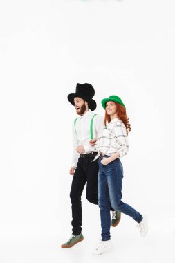 Mutlu bir genç çift tam uzunlukta