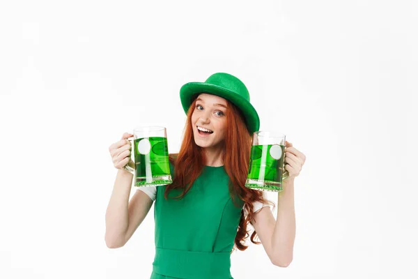 Lycklig ung rödhåriga flicka klädd i grön hatt — Stockfoto