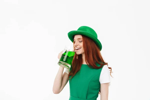 Feliz chica pelirroja joven con sombrero verde — Foto de Stock