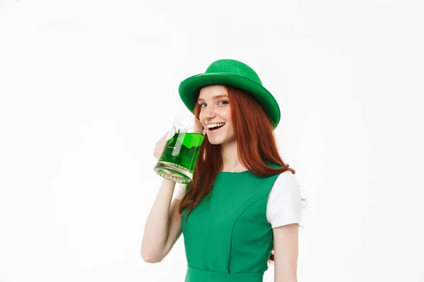 Feliz chica pelirroja joven con sombrero verde — Foto de Stock