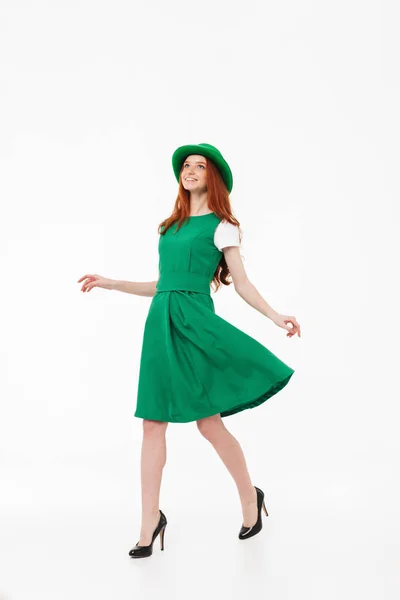 Feliz chica pelirroja joven con sombrero verde — Foto de Stock