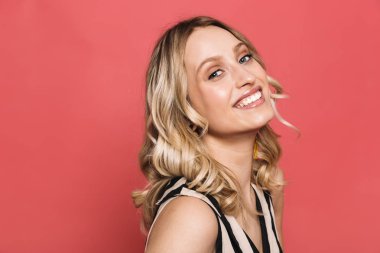 Güzel inanılmaz genç kadın kırmızı mercan arka plan üzerinde izole poz.