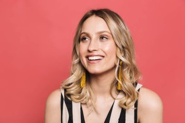 Güzel inanılmaz genç kadın kırmızı mercan arka plan üzerinde izole poz.