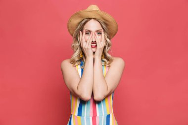 Güzel inanılmaz genç kadın kırmızı mercan arka plan üzerinde izole poz.