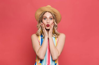 Güzel şok duygusal inanılmaz genç kadın kırmızı mercan arka plan üzerinde izole poz.