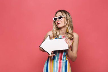 Güzel heyecanlı duygusal inanılmaz genç kadın işaret kırmızı mercan arka plan üzerinde izole poz.