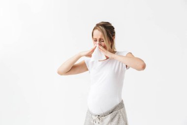 Üzgün genç hamile kadın peçete ağlamak tutarak beyaz duvar arka plan üzerinde izole poz.