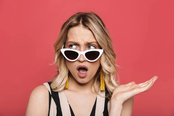 Beautiful shocked emotional amazing young woman posing isolated over red coral background. — Stock Photo, Image