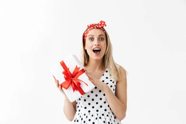 Emotionele jonge zwangere vrouw poseren geïsoleerd over witte muur achtergrond houden aanwezig vak cadeau. — Stockfoto