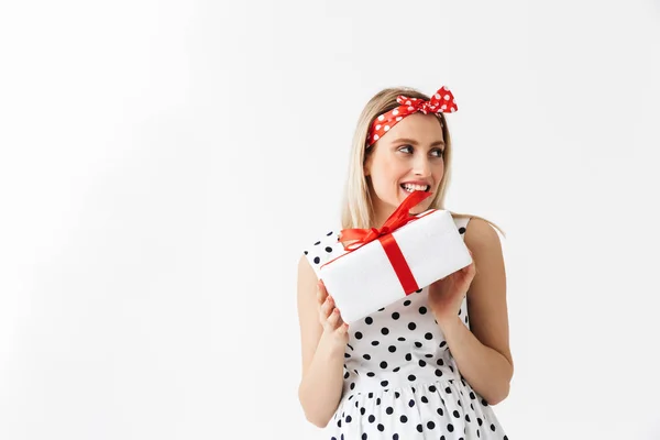 Эмоциональная молодая беременная женщина позирует изолированно на белом фоне, держа подарок в коробке . — стоковое фото