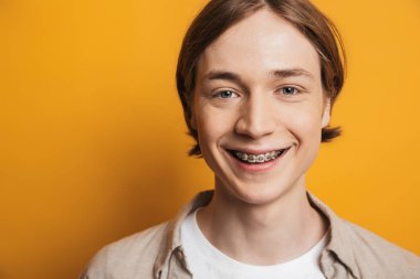 Gömlek Joyful yakışıklı adam yakından görüntü