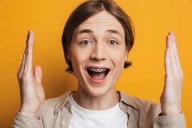 Neşeli adam gömlek eğlenmek yakından görüntü