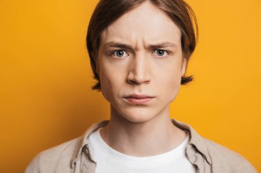 Gömlek Ciddi yakışıklı adam yakından görüntü