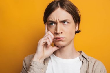 Gömlek ciddi memnun yakışıklı adam görüntü uzağa bakıyor