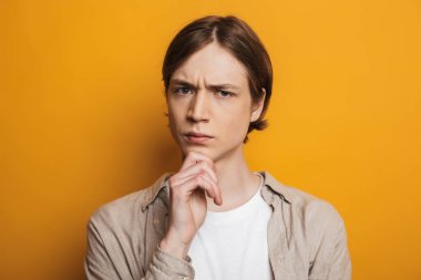 Çenesini tutan gömlek ciddi yakışıklı adam