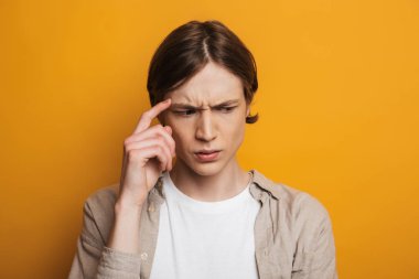 Ciddi dalgın yakışıklı adam onun şakak dokunmadan gömlek