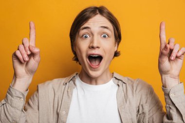 Neşeli sürpriz yakışıklı adam gömlek işaret