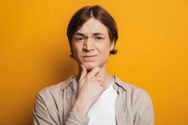 Çene tutan gömlek hoşnutsuz yakışıklı adam