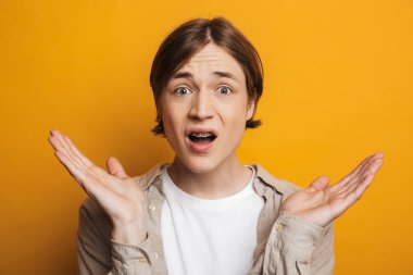 Gömlek gesturing ve kamera bakarak memnun yakışıklı adam