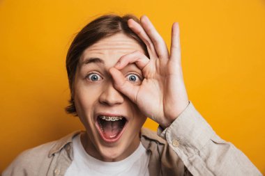 Komik adam gömlek eğlenmek ve ok işareti gösteren