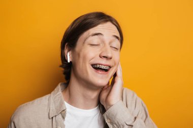 Müzik dinleden gömlek memnun adam yakından görüntü