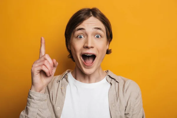 Surpreendido homem bonito feliz na camisa que tem ideia — Fotografia de Stock