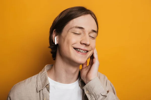 Close up imagem de homem sorridente na camisa ouvindo música — Fotografia de Stock
