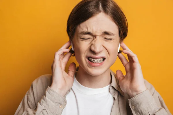 Close up imagem de homem descontente na camisa ouvindo música — Fotografia de Stock