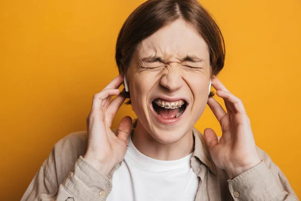 Κοντινό εικόνα του ουρλιάζοντας άνθρωπος με πουκάμισο ακούγοντας μουσική — Φωτογραφία Αρχείου