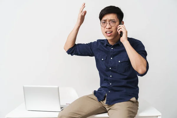 Foto von gestressten asiatischen Geschäftsmann Zwanziger mit Brille talki — Stockfoto