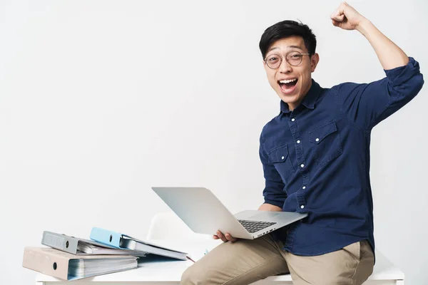 Foto di estatica asiatico uomo 20s indossare occhiali seduta a ta — Foto Stock