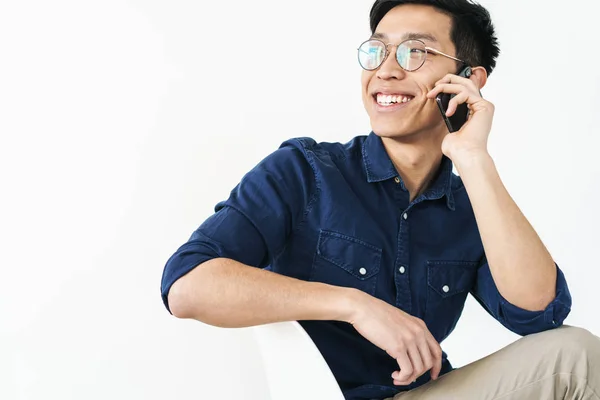 Foto di allegro uomo d'affari asiatico 20s indossare occhiali sitti — Foto Stock