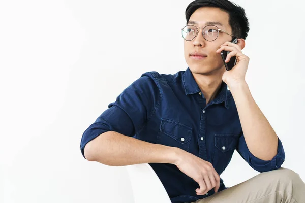 Foto di successo asiatico uomo d'affari 20s indossare occhiali sedersi — Foto Stock