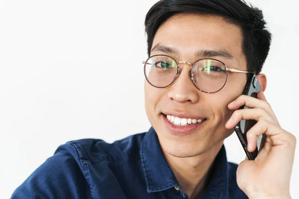 Foto de morena asiático hombre de negocios 20s usando gafas sitti — Foto de Stock