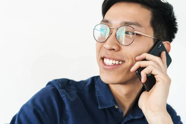 Photo of joyous asian businessman 20s wearing eyeglasses sitting — Stock Photo, Image