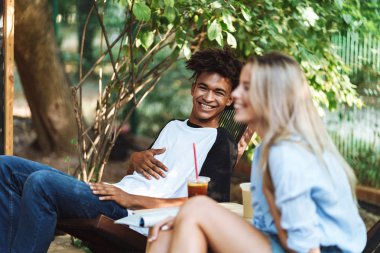 Mutlu tennage çift kafede vakit geçirmek