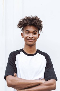 Mutlu Afrikalı adam öğrenci açık havada ayakta