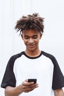 Mutlu Afrikalı adam öğrenci açık havada ayakta