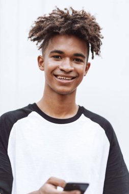 Mutlu Afrikalı adam öğrenci açık havada ayakta